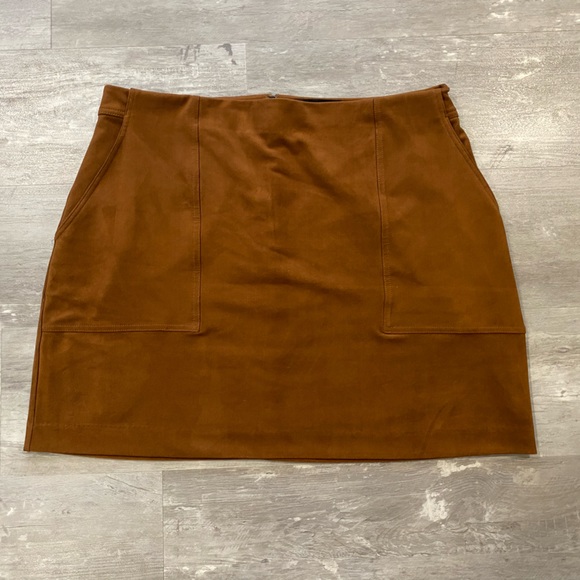 Banana Republic Faux Suede Skirt with pockets - Picture 1 of 6